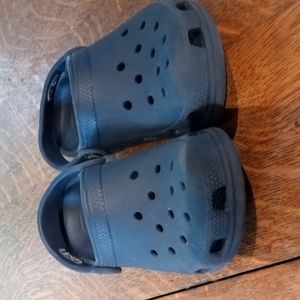 Navy blue to youth Crocs J2
